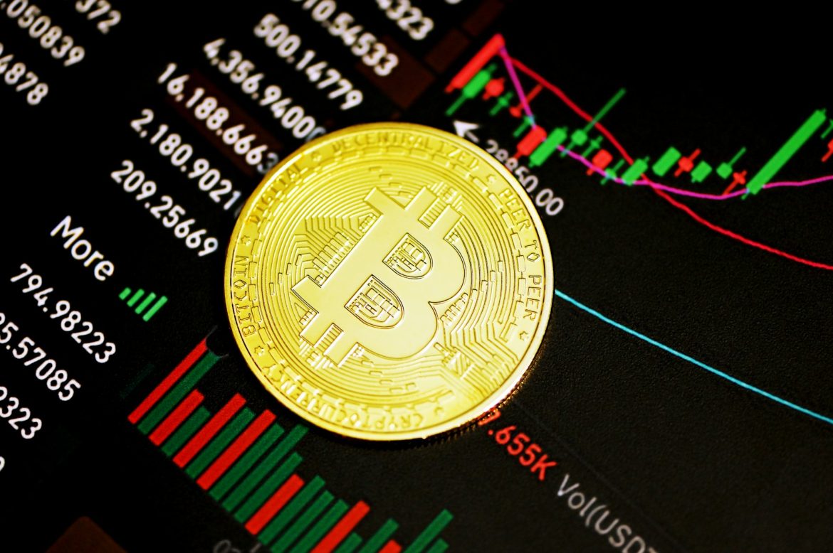 Le Bitcoin en hausse, porté par l&rsquo;attente d&rsquo;une baisse des taux d&rsquo;intérêt, quelles perspectives à long terme ?